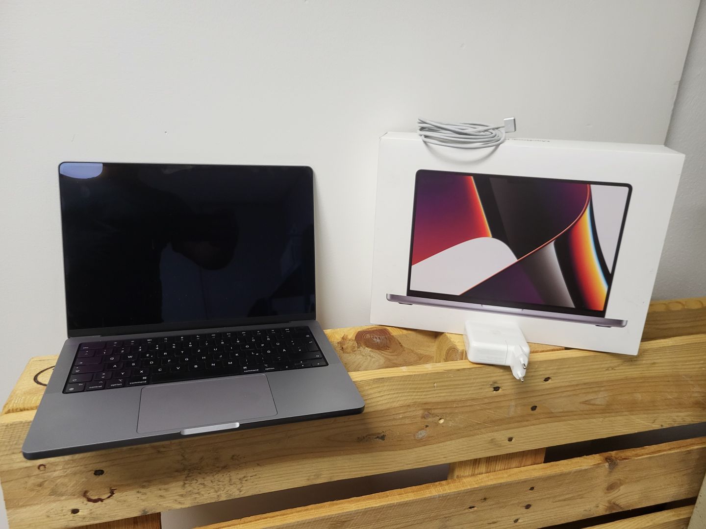 Notebooks APPLE MacBook Pro sowie DELL XPS