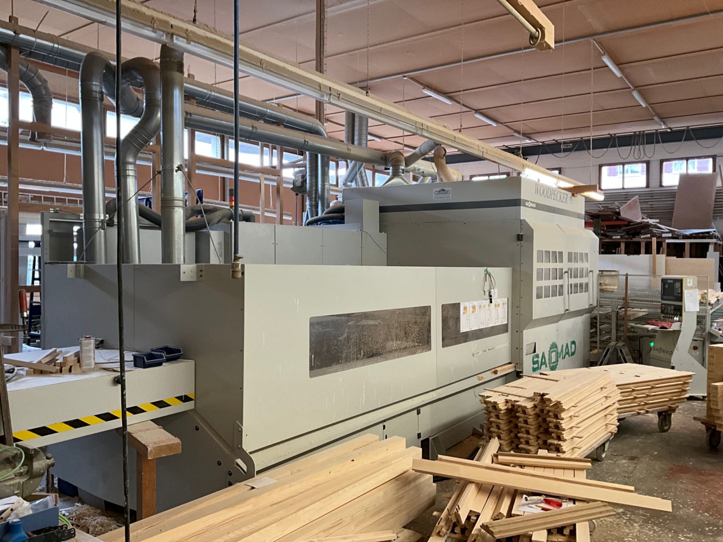 CNC-Bearbeitungszentrum und weitere Maschinen zur Holzbearbeitung