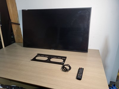 Los 121 - 49"-LED-Fernseher