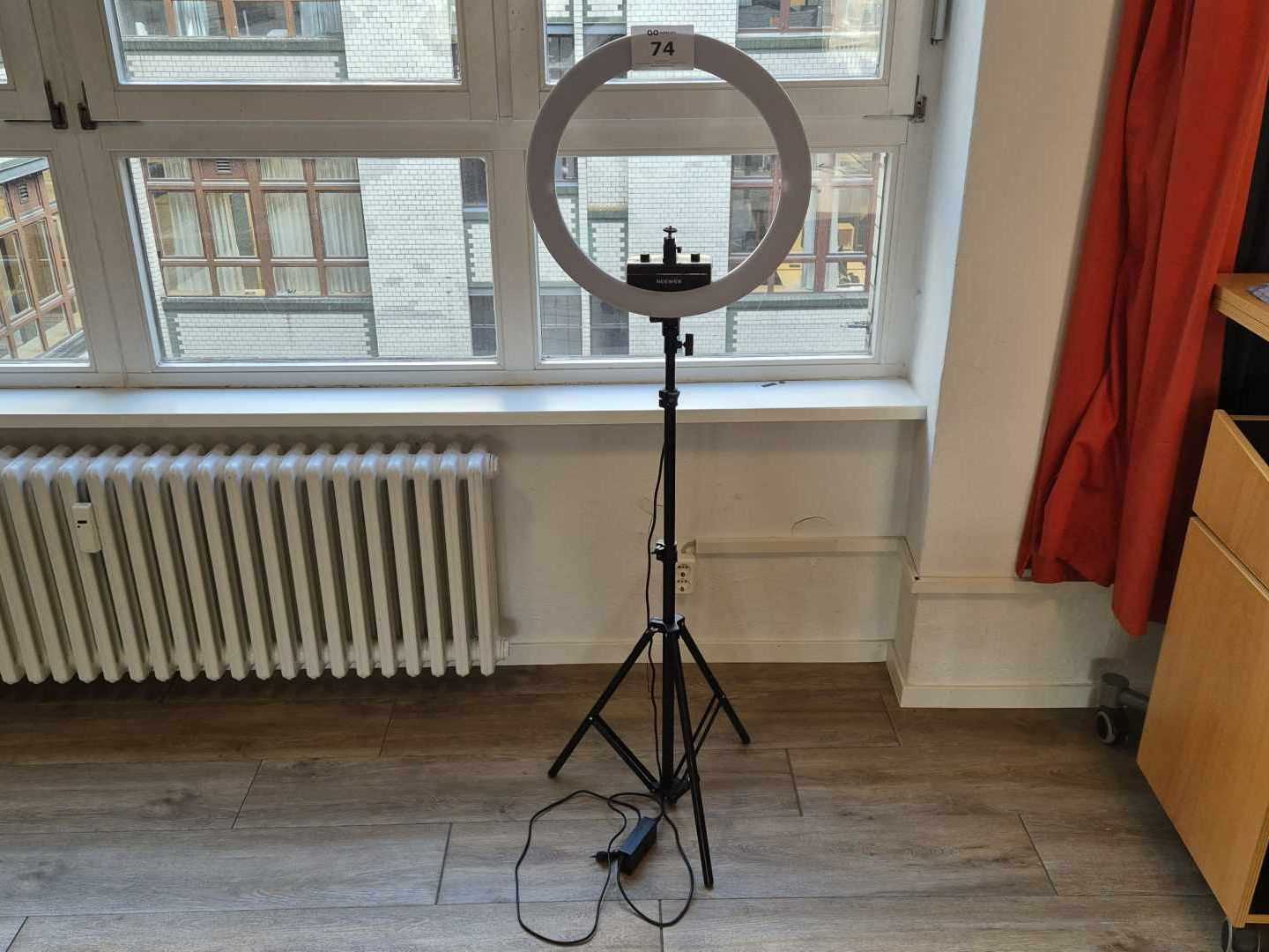 Los 74 - Ringlicht mit Stativ