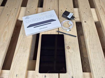 Los 121 - Tablet-PC + Ladegerät