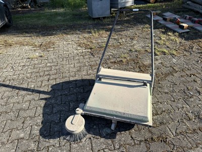 Los 132 - Handkehrmaschine