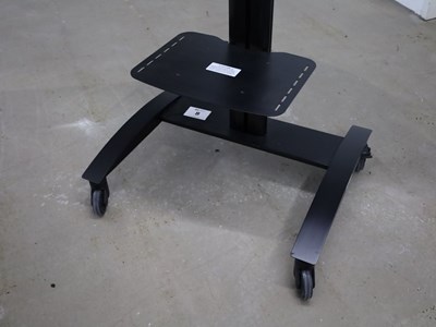 Los 8 - 65"-Fernseher auf TV-Rollgestell