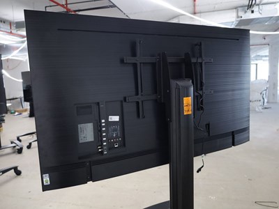 Los 8 - 65"-Fernseher auf TV-Rollgestell