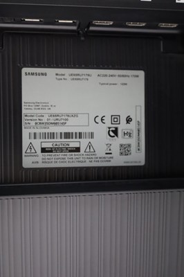 Los 8 - 65"-Fernseher auf TV-Rollgestell