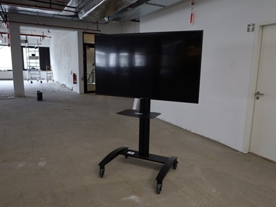 Los 10 - 65"-Fernseher auf TV-Rollgestell