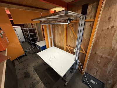 Los 16 - elektrisch höhenverstellbarer ESD-Montagetisch