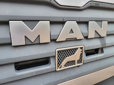 Los 24 - LKW mit Mittelladekran