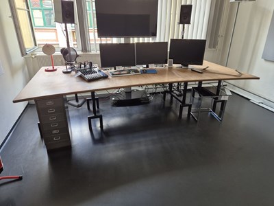 Los 81 - Freiform-Studiotisch