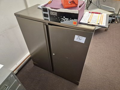 Los 295 - Flügeltürenschrank