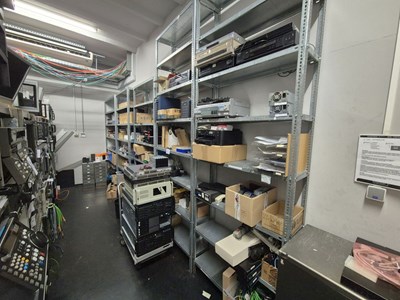 Los 367 - Posten Metallregale mit Inhalt