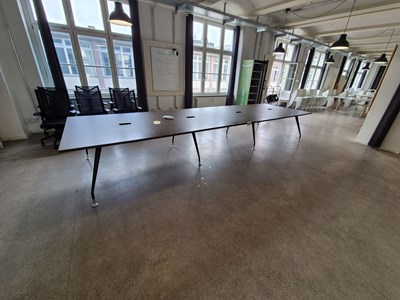Los 32 - Konferenztisch
