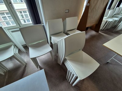 Los 35 - Posten Stapelstühle