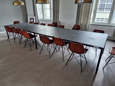 Los 37 - Konferenztisch