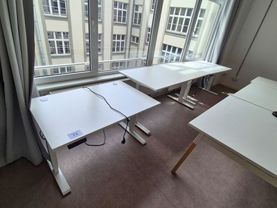 Los 73 - Elektrisch höhenverstellbare Schreibtische (3x)