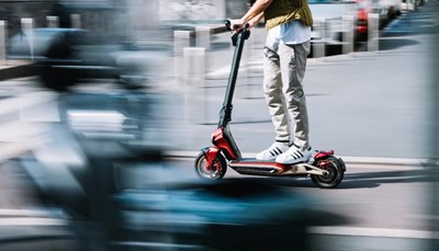 Los 121 - Elektro-Roller / E-Scooter