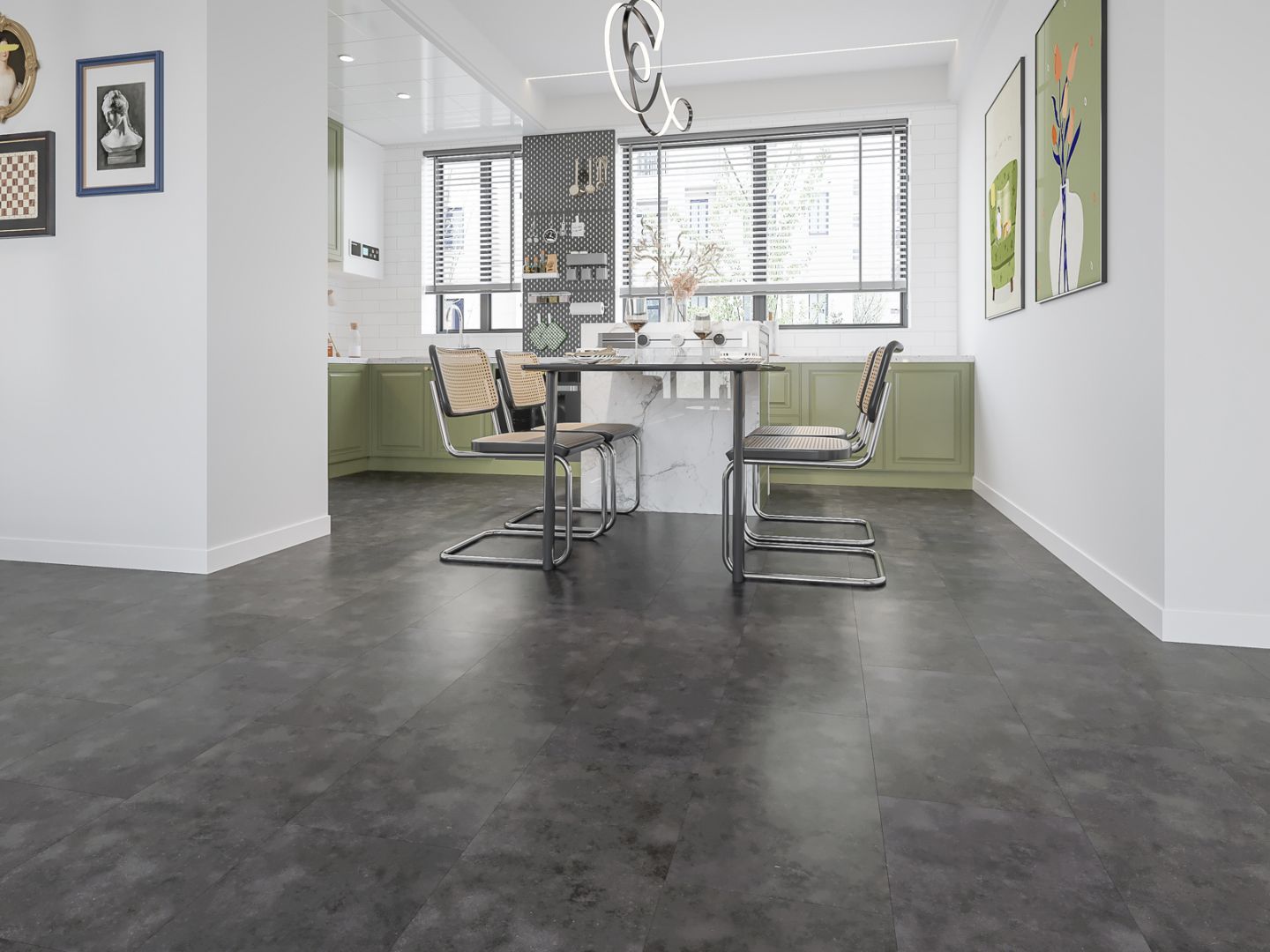 Moderne Wohnlösungen: Vinyl-Designboden und Verosan+ Duschplatten