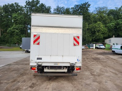 Los 381 - Transporter mit Hebebühne