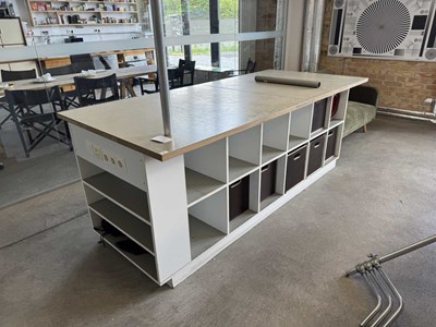 Los 23 - Arbeitstisch mit Regalunterbau