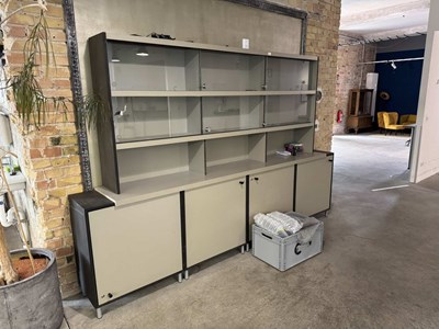 Los 49 - Sideboard mit Aufsatzschrank