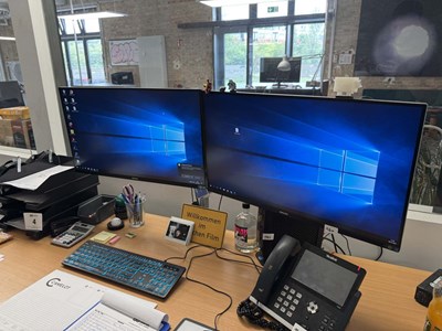 Los 160 - 28"-Monitore (2x)
