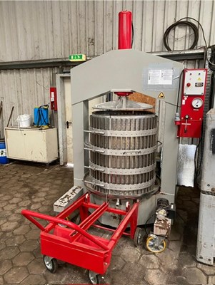 Los 12 - Elektrohydraulische Obst- und Beerenpresse