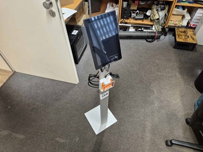 Los 258 - Tablet auf Stativ