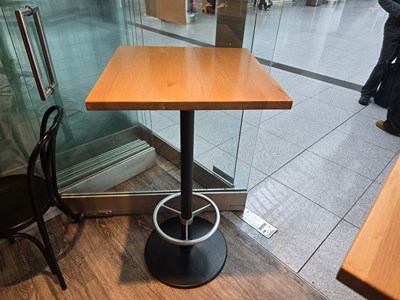 Los 390 - Café-Stehtisch