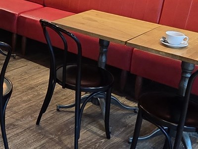 Los 483 - Café-Tisch