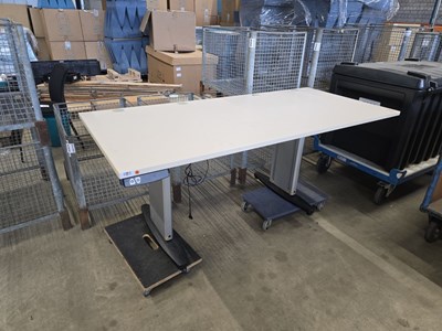Los 23 - elektrisch höhenverstellbarer Schreibtisch