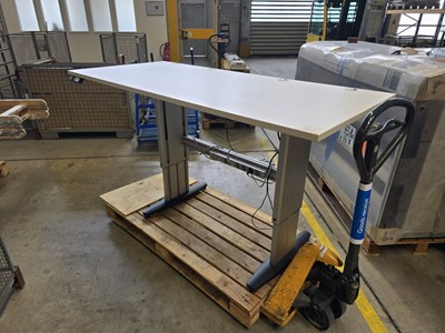 Los 24 - elektrisch höhenverstellbarer Schreibtisch