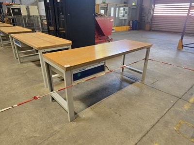 Los 65 - Werkbank mit einer Schublade