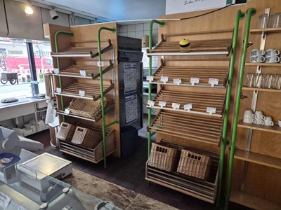 Los 16 - Posten Holzverkleidung mit Verkaufsregalen