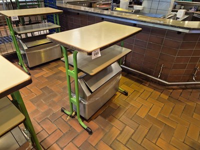 Los 102 - Stehtisch mit Mülleimer