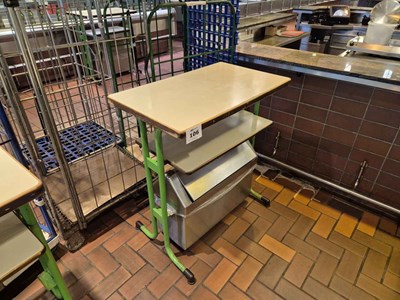 Los 106 - Stehtisch mit Mülleimer