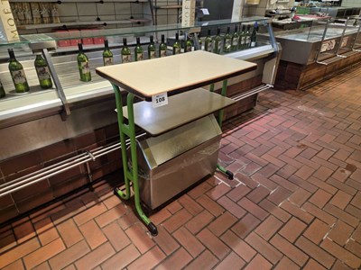 Los 108 - Stehtisch mit Mülleimer