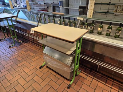 Los 109 - Stehtisch mit Mülleimer