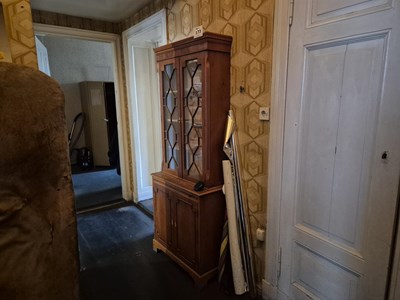 Los 173 - Schrank mit Vitrinenaufsatz