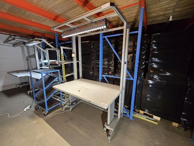 Los 7 - elektrisch höhenverstellbarer Montagetisch