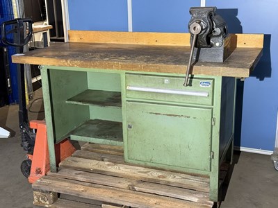 Los 10 - Werkbank mit Schraubstock