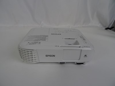 Los 249 - Beamer Epson EB-FH06