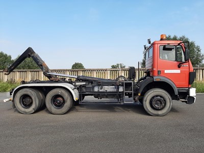 Los 1 - Lkw Mercedes-Benz 2429K mit Abrollkipper Meiller RK